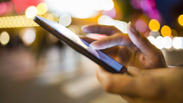 Mulher trai namorado mas descobre que ele a tinha traído com mesmo homem