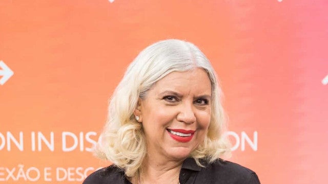 Astrid Fontenelle renova votos de casamento com ceriômia intimista na praia