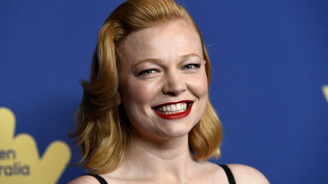 Atriz de ‘Succession’ diz que foi repreendida por comer bolo e chamada de ‘ninguém’