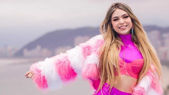 Melody é vista aos beijos com rapaz misterioso durante show de Jão em SP