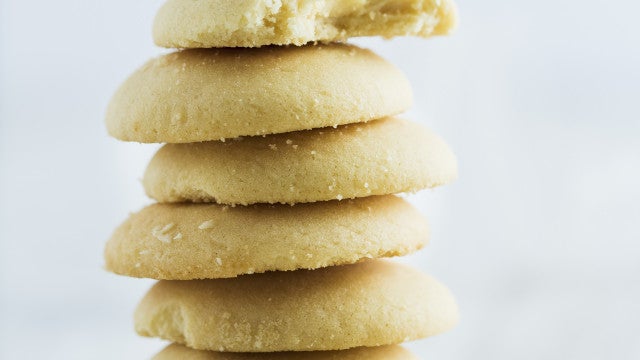 Bailarina alérgica a amendoins morre após comer bolachas mal rotuladas