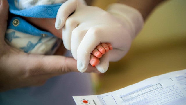 Por dois minutos, gêmeas nascem em dia, mês e ano diferentes na Croácia