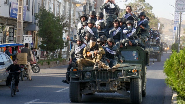 Talibã prende mulheres por suposto uso incorreto de véu islâmico no Afeganistão