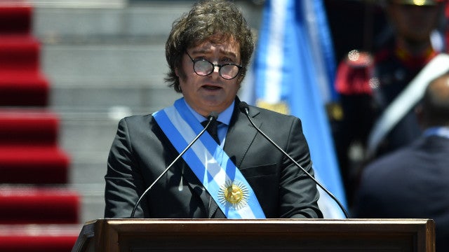 Governo Javier Milei demite 500 funcionários da Rádio Nacional Argentina