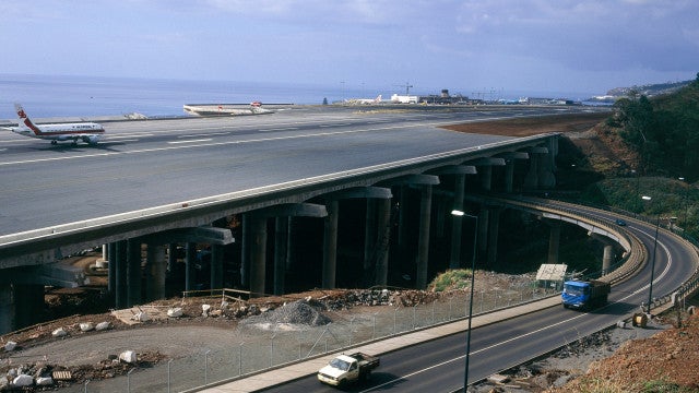 Relatos de drones disparam e aeroportos têm de suspender pousos e decolagens de aviões