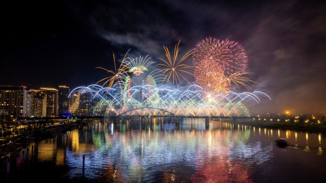 Veja as imagens das celebrações do novo ano pela Europa e pelo mundo