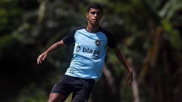 Jogador do Botafogo é internado após sofrer traumatismo craniano