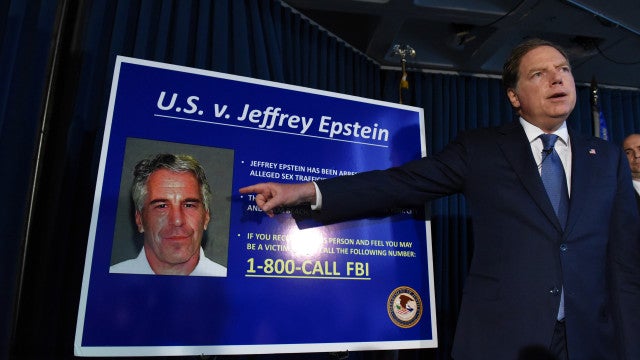 Justiça dos EUA revela emails em que namorada de Epstein cita Andrew e Clinton