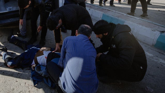 Ataque mata quase 100 no Irã e eleva risco de guerra ampla no Oriente Médio