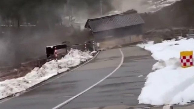 Moradores fogem de deslizamento de terras após sismo no Japão; vídeo