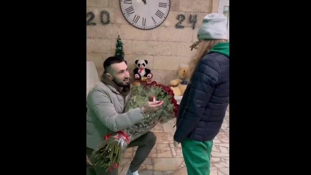 Jovem é libertada de cativeiro russo e fica noiva; veja as imagens