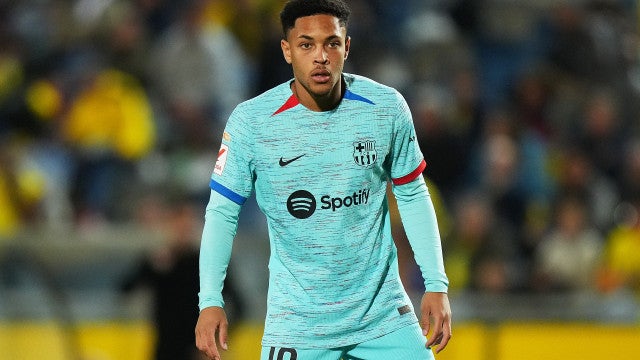 Vitor Roque atua 19 minutos em estreia no Barcelona com virada sobre Las Palmas nos acréscimos