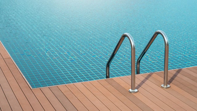 Adolescente morre após se enroscar em escada de piscina em prédio em SP