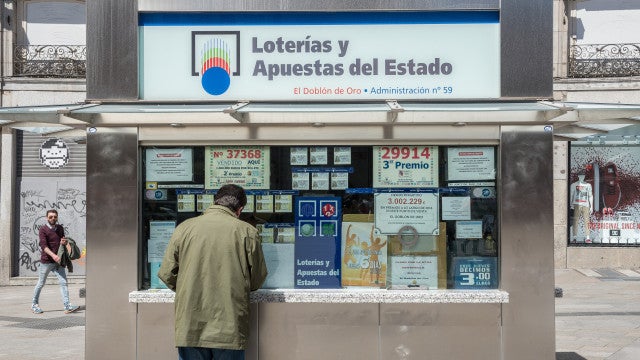 Duas pessoas devolvem carteira perdida com bilhete de loteria premiado