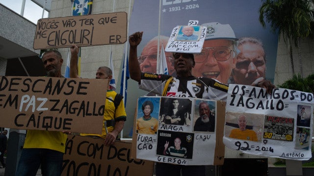Fãs prestam homenagens a Zagallo em velório no Rio