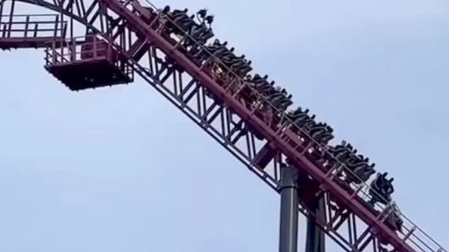 Montanha-russa é evacuada devido a queda de cachecol; assista