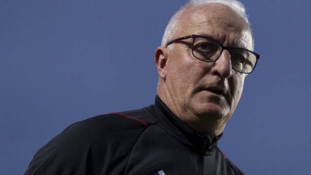 Dorival pede mudança de postura e afirma que jogador ‘precisa entender o peso da camisa’