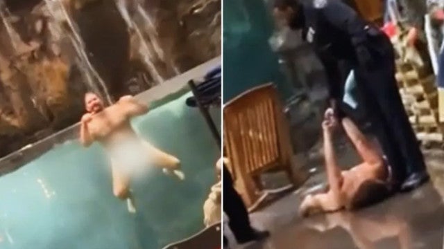 Homem mergulha completamente nu em aquário gigante