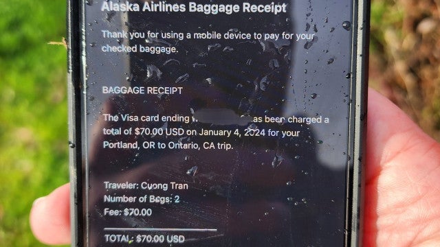 Telefone de passageiro que caiu de avião com janela quebrada é encontrado