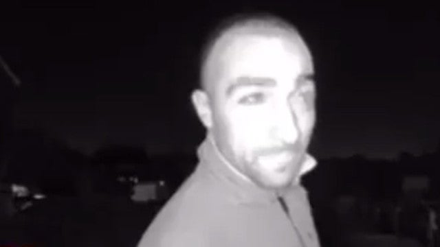 Desconhecido vai até casa de mulher após encontrar bolsa perdida; assista