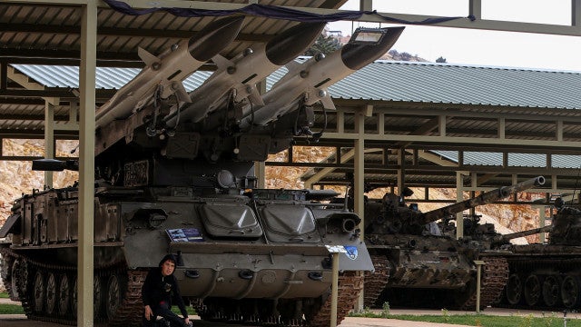 Hezbollah ataca Israel com drones em resposta a mortes de líderes do grupo