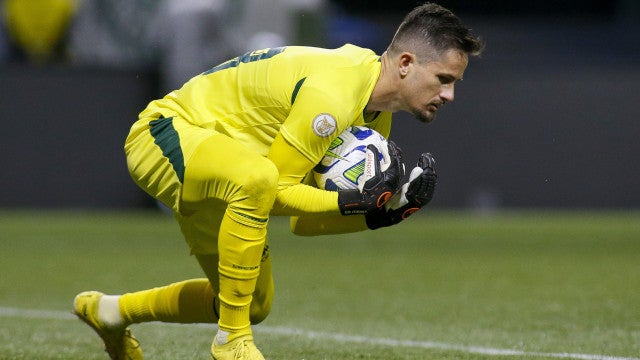 Negociação se arrasta, mas Santos insiste em Tadeu para fechar elenco