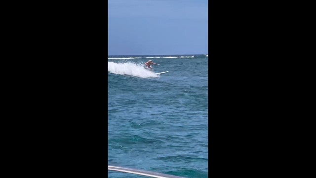 Nunca é tarde demais: Idosa aprende a surfar aos 80 anos com a neta