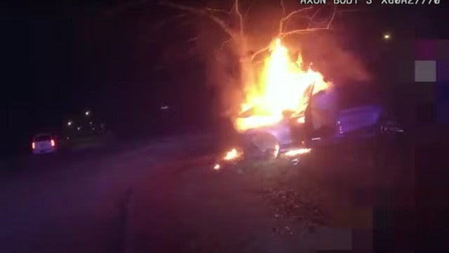 Motorista em fuga é resgatado de carro em chamas; veja as imanges