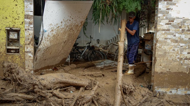 Chuva causa deslizamento de área de prédio na zona sul de SP; duas casas são interditadas