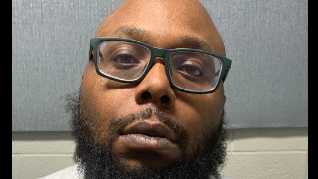 Homem é preso por matar colega após discussão por controle remoto de tv