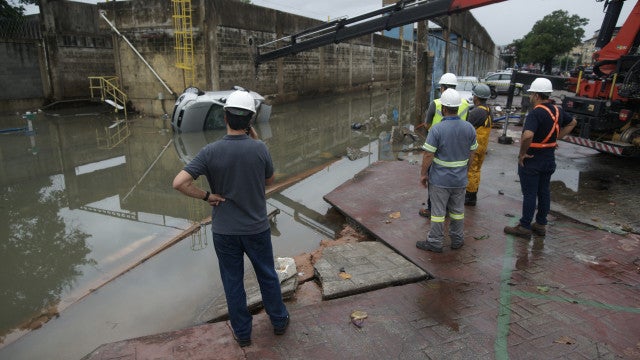 Bombeiros buscam por mulher que desapareceu após carro cair em rio no RJ