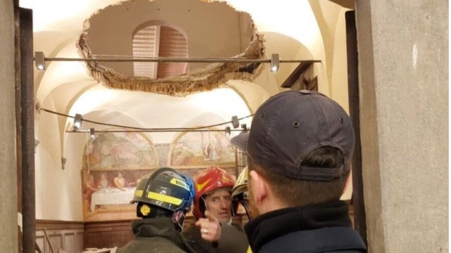 Chão de convento desaba durante casamento; noivos entre os 35 feridos