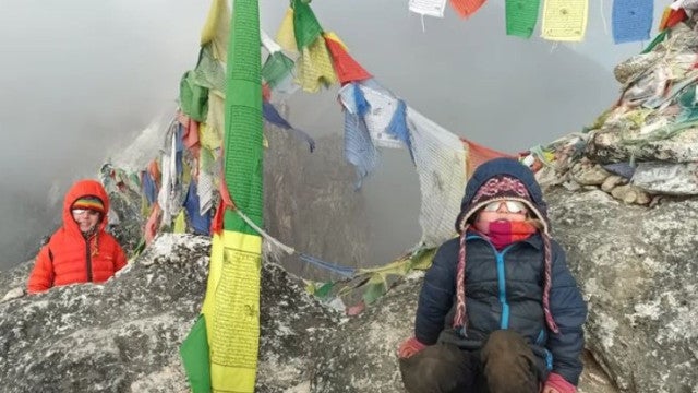 Menina bate recorde mundial após subir o Evereste aos 4 anos sem ajuda