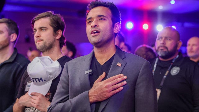 Vivek Ramaswamy desiste de candidatura à Casa Branca e declara apoio a Trump