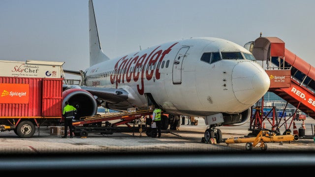 Passageiro fica preso durante toda viagem em banheiro de avião