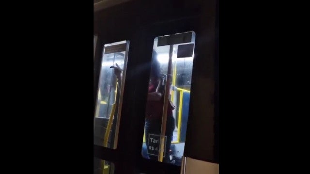 Mulher embriagada assume controle de ônibus e bate em quatro táxis; veja