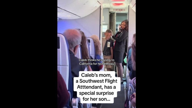 Assistente de bordo ‘convoca’ passageiros para surpreender o filho; veja