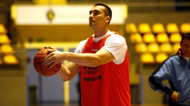 Assistente técnico dos Warriors sofre ataque cardíaco e morre aos 46