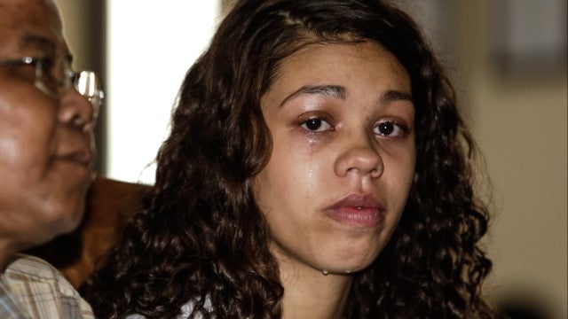 Ajudou a matar a mãe e colocou o corpo numa mala, foi condenada a 26 anos