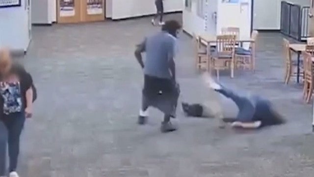 Professora é agredida violentamente por aluno por causa de videogame