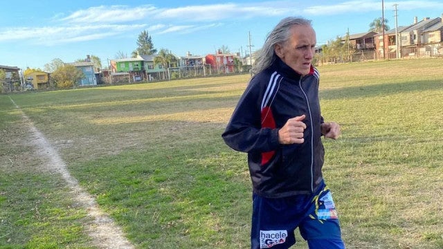 Tem 62 anos e ainda joga: "Sou um escolhido por Deus"