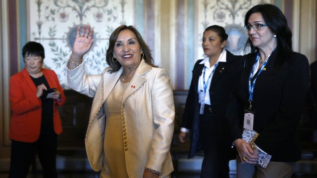 Presidente do Peru é agredida por duas mulheres e tem cabelo puxado; veja