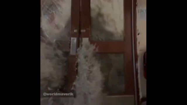 Base militar dos EUA é invadida por onda; imagens são impressionantes