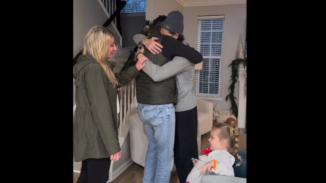 Pais surpreendem filho com visita após tratamento de câncer; veja