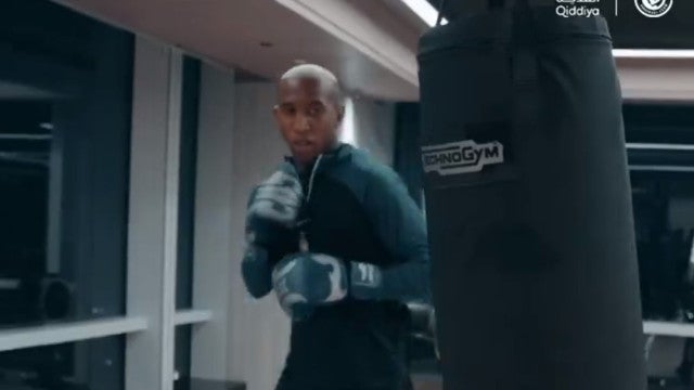 Jogadores do Al Nassr trocam bola de futebol pelas luvas de boxe; assista