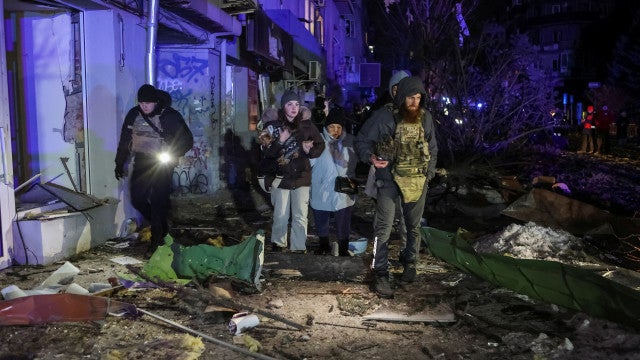Cenário de destruição após ataque noturno russo em Carcóvia; as imagens