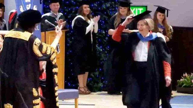 Mulher termina curso quase 60 anos após deixar universidade; veja