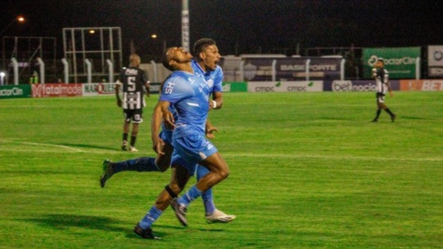 Atacante do Novo Hamburgo marca gol após saber da morte do pai