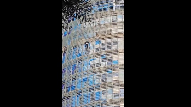 Homem escala 34 andares de arranha-céu em Barcelona sem proteção; veja