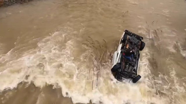 Mulher é resgatada após passar 15 horas em cima de carro submerso; veja